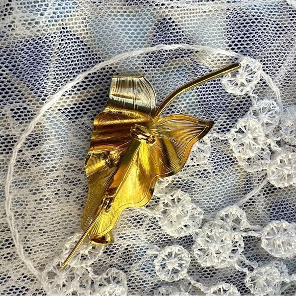 Vintage Midcentury Leaf Brooch with Prong Set Pearl - Picture 5 of 9
